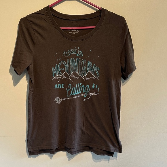 🌸O'Neill Dark Gray Tee with Light Blue Mountain Design - Picture 1 of 6